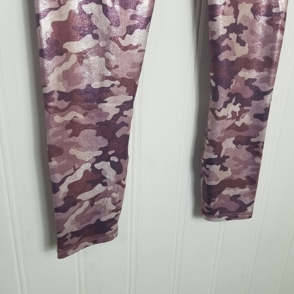 Fabletics Powerhold Pink Shine Metallic Camo Crop Leggings Womens Size M - Picture 4 of 14